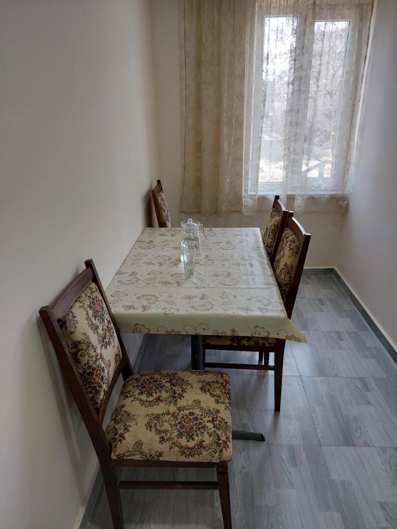 Sevan Em & Yu Luaran gambar